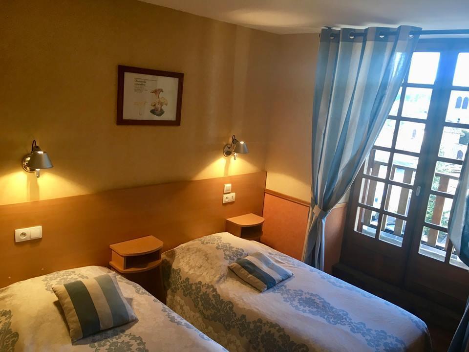 Hotel La Clairiere Chambon-sur-Dolore Buitenkant foto